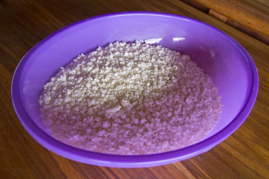 <strong>10. Farinha de tapioca</strong>A goma de tapioca (amido de mandioca branca) é usada para fazer a tapioca, que é consumida na Região Norte com diversas opções de recheio como banana, queijo-coalho ou tucumã. A foto acima mostra a <strong>farinha de tapioca</strong>, chamada de tapioquinha, usada para acompanhar pratos, como o <a href="https://viajeaqui.abril.com.br/materias/12-delicias-da-amazonia?foto=9#9" rel="açaí" target="_blank">açaí</a>