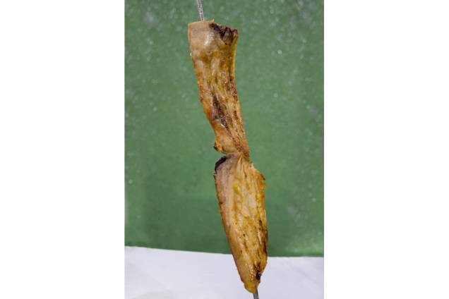 Assim como o pirarucu, o<strong> tambaqui</strong> é um peixe de grande porte da bacia Amazônica, amplamente consumido pela população local em diversas receitas como a caldeirada. Sua carne é muito saborosa, menos firme que a do pirarucu. Prove a costela de tambaqui na brasa (foto), com molho apimentado de tucupi (caldo feito de mandioca brava) e farinha de mandioca. Assim como o pirarucu, o<strong> tambaqui</strong> é um peixe de grande porte da bacia Amazônica, amplamente consumido pela população local em diversas receitas como a caldeirada. Sua carne é muito saborosa, menos firme que a do pirarucu. Prove a costela de tambaqui na brasa (foto), com molho apimentado de tucupi (caldo feito de mandioca brava) e farinha de mandioca.
