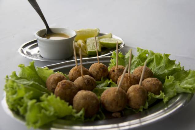 De carne firme, o <a href="https://viajeaqui.abril.com.br/materias/ingredientes-da-culinaria-da-amazonia?foto=3#3" rel="pirarucu" target="_blank"><strong>pirarucu</strong></a> é chamado de “bacalhau da Amazônia”. O grande peixe, que pode chegar a 3 metros de comprimento, é consumido grelhado, na moqueca e até como recheio de escondidinho. O bolinho de pirarucu (foto) é uma boa pedida de entrada ou de petisco para acompanhar uma cervejinha. De carne firme, o <a href="https://viajeaqui.abril.com.br/materias/ingredientes-da-culinaria-da-amazonia?foto=3#3" rel="pirarucu" target="_blank"><strong>pirarucu</strong></a> é chamado de “bacalhau da Amazônia”. O grande peixe, que pode chegar a 3 metros de comprimento, é consumido grelhado, na moqueca e até como recheio de escondidinho. O bolinho de pirarucu (foto) é uma boa pedida de entrada ou de petisco para acompanhar uma cervejinha.
