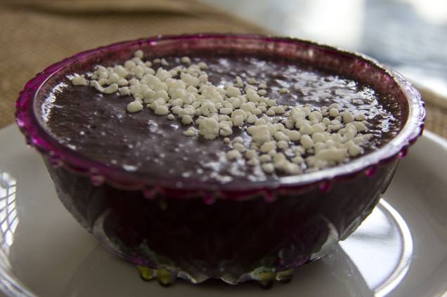 O <strong>açaí </strong>ganhou fama no Brasil – e até em outros países – de alimento saudável. Suas propriedades antioxidantes convenceram adeptos a consumir a polpa da frutinha amazônica com xarope de guaraná, como se fosse um creme gelado. Na Região Norte, o açaí nem sempre é consumido assim. Com sua polpa é feita uma sopa fria que costuma ser consumida com <a href="https://viajeaqui.abril.com.br/materias/ingredientes-da-culinaria-da-amazonia?foto=11#11" rel="farinha de tapioca" target="_blank">farinha de tapioca</a>. Preparado como pirão, pode acompanhar peixes nas refeições. O <strong>açaí </strong>ganhou fama no Brasil – e até em outros países – de alimento saudável. Suas propriedades antioxidantes convenceram adeptos a consumir a polpa da frutinha amazônica com xarope de guaraná, como se fosse um creme gelado. Na Região Norte, o açaí nem sempre é consumido assim. Com sua polpa é feita uma sopa fria que costuma ser consumida com <a href="https://viajeaqui.abril.com.br/materias/ingredientes-da-culinaria-da-amazonia?foto=11#11" rel="farinha de tapioca" target="_blank">farinha de tapioca</a>. Preparado como pirão, pode acompanhar peixes nas refeições.