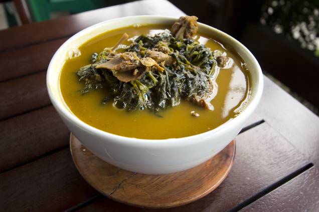 A receita é semelhante a do tacacá: o pato é cozido no amarelado caldo de <a href="https://viajeaqui.abril.com.br/materias/ingredientes-da-culinaria-da-amazonia?foto=9#9" rel="tucupi" target="_blank">tucupi</a> (feito com mandioca brava). O <a href="https://viajeaqui.abril.com.br/materias/ingredientes-da-culinaria-da-amazonia?foto=2#2" rel="jambu" target="_blank">jambu</a>, que amortece levemente a boca, é a planta mergulhada no caldo. Geralmente, o pato no tucupi é acompanhado por arroz e farinha de mandioca. A receita é semelhante a do tacacá: o pato é cozido no amarelado caldo de <a href="https://viajeaqui.abril.com.br/materias/ingredientes-da-culinaria-da-amazonia?foto=9#9" rel="tucupi" target="_blank">tucupi</a> (feito com mandioca brava). O <a href="https://viajeaqui.abril.com.br/materias/ingredientes-da-culinaria-da-amazonia?foto=2#2" rel="jambu" target="_blank">jambu</a>, que amortece levemente a boca, é a planta mergulhada no caldo. Geralmente, o pato no tucupi é acompanhado por arroz e farinha de mandioca.