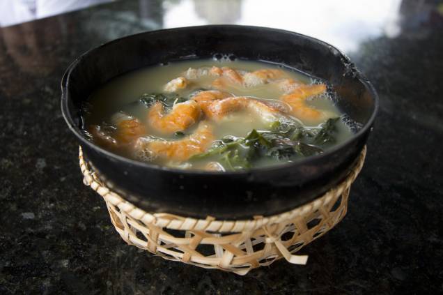 Esta sopa tem um caldo feito com <a href="https://viajeaqui.abril.com.br/materias/ingredientes-da-culinaria-da-amazonia?foto=9#9" rel="tucupi" target="_blank">tucupi</a> (molho feito de mandioca brava) e goma (farinha de tapioca), para quebrar a acidez. As folhas de <a href="https://viajeaqui.abril.com.br/materias/ingredientes-da-culinaria-da-amazonia?foto=2#2" rel="jambu" target="_blank">jambu</a> dão um toque especial, pois anestesia levemente a boca. Para completar a receita, não podem faltar os camarões salgados. O<strong> tacacá </strong>mais famoso, <a href="https://viajeaqui.abril.com.br/estabelecimentos/br-am-manaus-restaurante-tacaca-da-gisela" rel="da Gisela" target="_blank">da Gisela</a>, é vendido em uma barraca na frente do Teatro Amazonas, no Centro de Manaus. Esta sopa tem um caldo feito com <a href="https://viajeaqui.abril.com.br/materias/ingredientes-da-culinaria-da-amazonia?foto=9#9" rel="tucupi" target="_blank">tucupi</a> (molho feito de mandioca brava) e goma (farinha de tapioca), para quebrar a acidez. As folhas de <a href="https://viajeaqui.abril.com.br/materias/ingredientes-da-culinaria-da-amazonia?foto=2#2" rel="jambu" target="_blank">jambu</a> dão um toque especial, pois anestesia levemente a boca. Para completar a receita, não podem faltar os camarões salgados. O<strong> tacacá </strong>mais famoso, <a href="https://viajeaqui.abril.com.br/estabelecimentos/br-am-manaus-restaurante-tacaca-da-gisela" rel="da Gisela" target="_blank">da Gisela</a>, é vendido em uma barraca na frente do Teatro Amazonas, no Centro de Manaus.