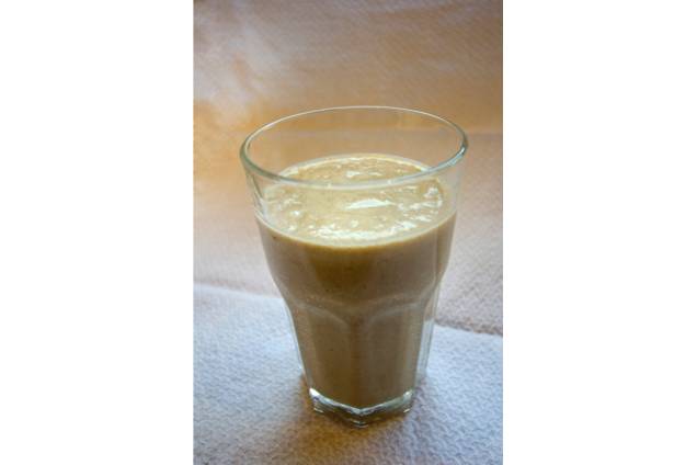 Com propriedades estimulantes, o pó proveniente do <a href="https://viajeaqui.abril.com.br/materias/ingredientes-da-culinaria-da-amazonia?foto=7#7" rel="guaraná" target="_blank"><strong>guaraná</strong></a>, a lendária fruta amazônica, é adicionado a sucos e a vitaminas. Em lojas especializadas, a versão mais básica de guaraná leva mel e limão. É uma boa pedida para quem quer ganhar energia e aplacar o calor impiedoso da região. Mas há receitas mais potentes que levam ingredientes como açaí, abacate, amendoim e castanha. O xarope de guaraná é utilizado para adoçar a bebida. Com propriedades estimulantes, o pó proveniente do <a href="https://viajeaqui.abril.com.br/materias/ingredientes-da-culinaria-da-amazonia?foto=7#7" rel="guaraná" target="_blank"><strong>guaraná</strong></a>, a lendária fruta amazônica, é adicionado a sucos e a vitaminas. Em lojas especializadas, a versão mais básica de guaraná leva mel e limão. É uma boa pedida para quem quer ganhar energia e aplacar o calor impiedoso da região. Mas há receitas mais potentes que levam ingredientes como açaí, abacate, amendoim e castanha. O xarope de guaraná é utilizado para adoçar a bebida.