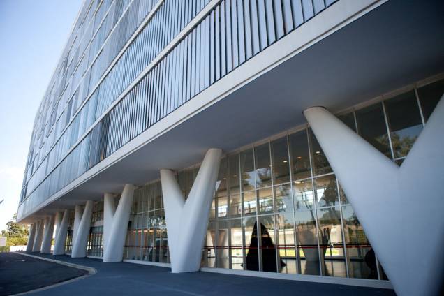 O imponente prédio projetado por Oscar Niemeyer, em frente ao Parque do Ibirapuera, em São Paulo, é a nova sede do Museu de Arte Contemporânea (MAC USP)