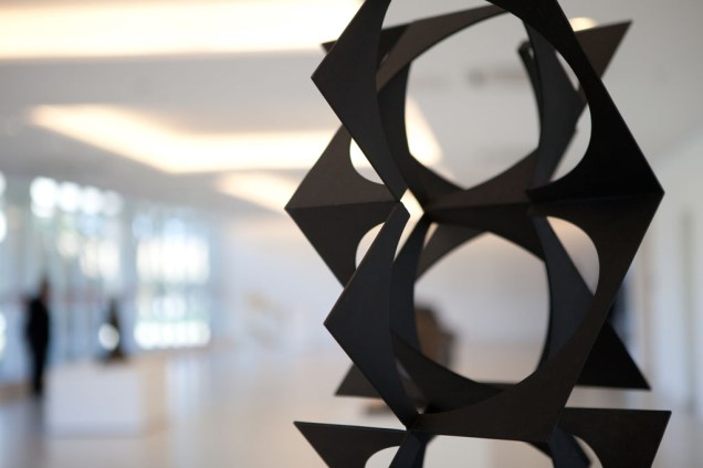 A obra de ferro Torre (1957), de Franz Weissmann, integra a exposição O Tridimensional no Acervo do MAC: uma Antologia, no antigo prédio do Detran, em São Paulo