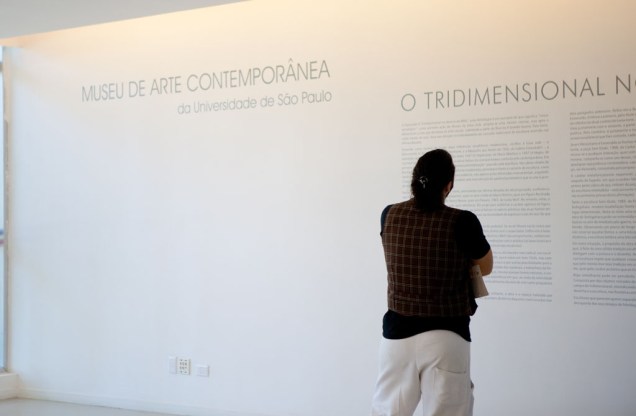 Visitante observa o painel explicativo no MAC USP, em sua nova sede no Ibirapuera, em São Paulo