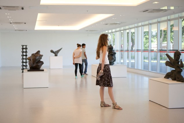 Visitantes observam a mostra O Tridimensional no Acervo do MAC: uma Antologia, em sua nova sede no antigo prédio do Detran, em São Paulo