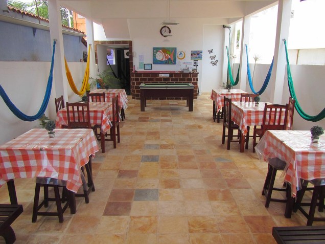 Área do café da manhã do hostel