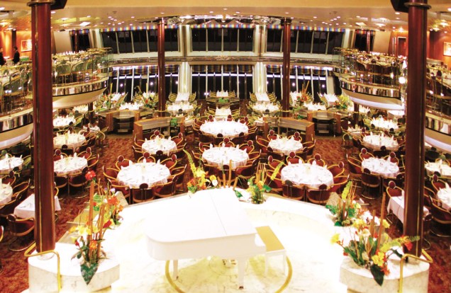 Os hóspedes podem jantar ao som de piano dentro do navio
