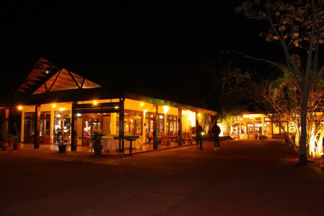 O jantar do Passeio da Lua Cheia, em Foz do Iguaçu, é realizado no restaurante Porto Canoas