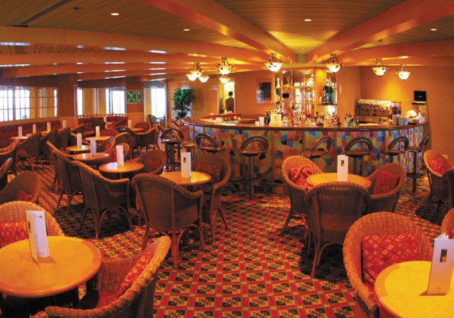 Interior do navio tem dois restaurantes e seis bares<br /> 