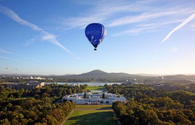 Balão sobrevoando a capital Canberra