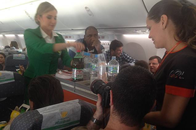 Claudia Leitte serve os passageiros a bordo do voo Claudia Leitte serve os passageiros a bordo do voo