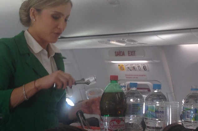 Claudia Leitte serve os passageiros a bordo do voo