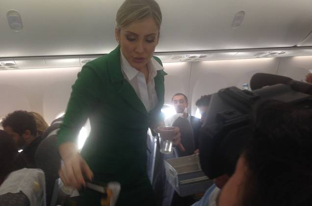 Claudia Leitte serve os passageiros a bordo do voo Claudia Leitte serve os passageiros a bordo do voo