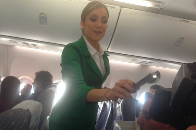 Claudia Leitte serve os passageiros a bordo do voo
