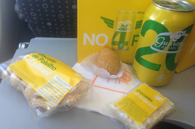 O lanche da ponte aérea vem com biscoito de polvilho, coxinha, cocada e guaraná e será servido gratuitamente aos passageiros de 475 voos da ponte aérea Rio - São Paulo, durante os meses de junho e julho O lanche da ponte aérea vem com biscoito de polvilho, coxinha, cocada e guaraná e será servido gratuitamente aos passageiros de 475 voos da ponte aérea Rio - São Paulo, durante os meses de junho e julho