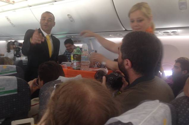 Apesar de ser o "capitão" do voo, Cafu também serviu os passageiros com bom humor Apesar de ser o "capitão" do voo, Cafu também serviu os passageiros com bom humor