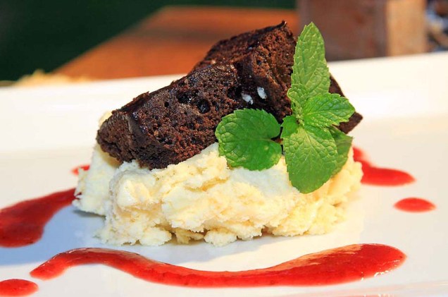 Uma das sobremesas do restaurante é o brownie de chocolate meio amargo com purê doce de morango e chantilly