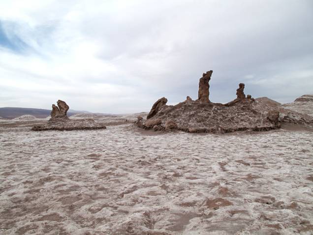 As Três Marias, três esculturas feitas pela própria natureza. Com algum esforço, você consegue ver o formato de uma mulher rezando, ajoelhada, outra carregando o menino Jesus e a terceira figura está curvada, arrependida As Três Marias, três esculturas feitas pela própria natureza. Com algum esforço, você consegue ver o formato de uma mulher rezando, ajoelhada, outra carregando o menino Jesus e a terceira figura está curvada, arrependida