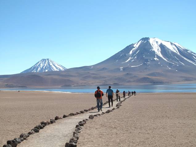 No passeio chamado <a href="https://viajeaqui.abril.com.br/estabelecimentos/chile-san-pedro-de-atacama-atracao-lagunas-miscanti-e-minique">Lagunas Altiplanicas</a>, oferecidos pelas agências de San Pedro do Atacama, um dos pontos de parada é a Laguna Miscanti, que está a mais de 4100 metros de altitude. O azul intenso das águas calmas e o reflexos de luz na lagoa encantam, assim como os diversos vulcões que complementam o cenário. Mas não se empolgue, pois o ar é rarefeito e exige que a caminhada seja calma No passeio chamado <a href="https://viajeaqui.abril.com.br/estabelecimentos/chile-san-pedro-de-atacama-atracao-lagunas-miscanti-e-minique">Lagunas Altiplanicas</a>, oferecidos pelas agências de San Pedro do Atacama, um dos pontos de parada é a Laguna Miscanti, que está a mais de 4100 metros de altitude. O azul intenso das águas calmas e o reflexos de luz na lagoa encantam, assim como os diversos vulcões que complementam o cenário. Mas não se empolgue, pois o ar é rarefeito e exige que a caminhada seja calma