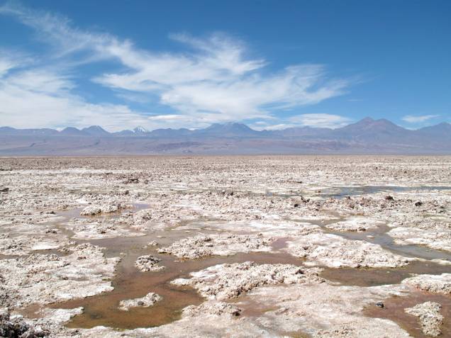 No <a href="http://viajeaqui.abril.com.br/estabelecimentos/chile-san-pedro-de-atacama-atracao-salar-do-atacama">Salar do Atacama</a>, impressionam as grandes áreas cobertas de crostas de sal na superfície, formadas pela constante acumulação de cristais produzidos pela evaporação de águas subterrâneas com alta carga de sais