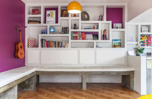 <a href="https://viajeaqui.abril.com.br/estabelecimentos/br-sp-sao-paulo-hospedagem-o-de-casa" rel="Ô de Casa" target="_blank"><strong>Ô de Casa</strong></a>Diárias: a partir de R$ 35Focado mais nos turistas estrangeiros – o site é somente em inglês –, o Ô de Casa Hostel tem mapas, guias turísticos e tours pela cidade, além de oferecer operações de câmbio e o brasileiríssimo churrasco. O albergue também conta com games, violões, bar, drinks, DVD’s, Wi-Fi, biblioteca, happy hour e shows ao vivo. O diferencial é o clima de casa de praia, com muitas plantas, espreguiçadeiras e ducha. Na sala de estar, uma prateleira está sendo construída junto com a história da casa: pessoas passam e deixam livros, objetos e enfeites de todo o mundo. Fica a 13 minutos a pé do metrô Faria Lima.<strong>Onde: </strong>R. Inácio Pereira da Rocha, 385 (V. Madalena); <strong>tel: </strong>(11) 3063-5216 (<a href="https://odecasahostel.com" rel="odecasahostel.com" target="_blank">odecasahostel.com</a>) <a href="https://viajeaqui.abril.com.br/estabelecimentos/br-sp-sao-paulo-hospedagem-o-de-casa" rel="Ô de Casa" target="_blank"><strong>Ô de Casa</strong></a>Diárias: a partir de R$ 35Focado mais nos turistas estrangeiros – o site é somente em inglês –, o Ô de Casa Hostel tem mapas, guias turísticos e tours pela cidade, além de oferecer operações de câmbio e o brasileiríssimo churrasco. O albergue também conta com games, violões, bar, drinks, DVD’s, Wi-Fi, biblioteca, happy hour e shows ao vivo. O diferencial é o clima de casa de praia, com muitas plantas, espreguiçadeiras e ducha. Na sala de estar, uma prateleira está sendo construída junto com a história da casa: pessoas passam e deixam livros, objetos e enfeites de todo o mundo. Fica a 13 minutos a pé do metrô Faria Lima.<strong>Onde: </strong>R. Inácio Pereira da Rocha, 385 (V. Madalena); <strong>tel: </strong>(11) 3063-5216 (<a href="https://odecasahostel.com" rel="odecasahostel.com" target="_blank">odecasahostel.com</a>)