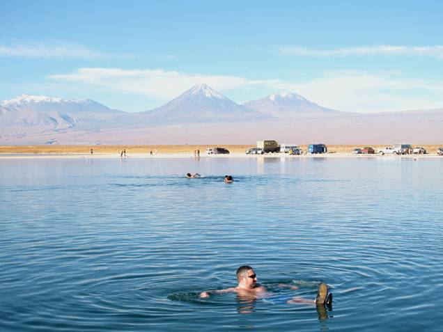 Venha com a roupa de banho para poder experimentar a sensação de nadar na Laguna Cejar, a 45 quilômetros de San Pedro do Atacama. Com alta salinidade, é como o Mar Morto, no Oriente Médio, e isto significa que seu corpo tem mais facilidade de boiar. De preferência, use algum calçado de proteção, pois o sal cristalizado nas bordas da lagoa pode machucar. Venha com a roupa de banho para poder experimentar a sensação de nadar na Laguna Cejar, a 45 quilômetros de San Pedro do Atacama. Com alta salinidade, é como o Mar Morto, no Oriente Médio, e isto significa que seu corpo tem mais facilidade de boiar. De preferência, use algum calçado de proteção, pois o sal cristalizado nas bordas da lagoa pode machucar.