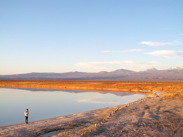 A Laguna Cejar, no Atacama, é ideal para turistas que querem flutuar na água e admirar suas cores, que mudam ao entardecer