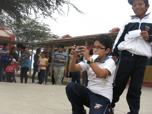 Estudantes fotografam entrada da Huaca de la Luna, sítio arqueológico da cultura moche Estudantes fotografam entrada da Huaca de la Luna, sítio arqueológico da cultura moche