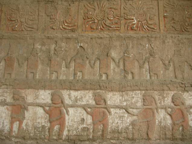 Murais da fachada principal do Templo Velho, na Huaca de la Luna, mostram prisioneiros nus sendo conduzidos para o sacrifício Murais da fachada principal do Templo Velho, na Huaca de la Luna, mostram prisioneiros nus sendo conduzidos para o sacrifício