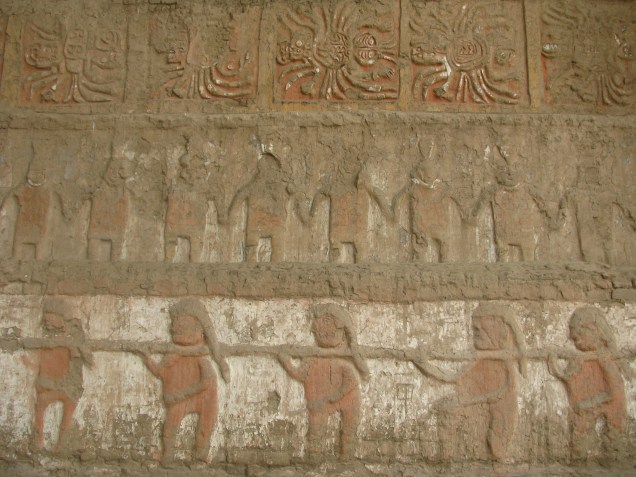 Murais da fachada principal do Templo Velho, na Huaca de la Luna, mostram prisioneiros nus sendo conduzidos para o sacrifício