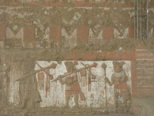 Guerreiros levam armas e troféus de batalha nos murais do Templo Velho da Huaca de la Luna