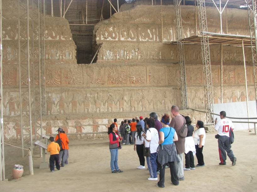 Turistas observam a fachada principal do Templo Velho na Huaca de la Luna, no Valle de Moche, norte do Peru Turistas observam a fachada principal do Templo Velho na Huaca de la Luna, no Valle de Moche, norte do Peru