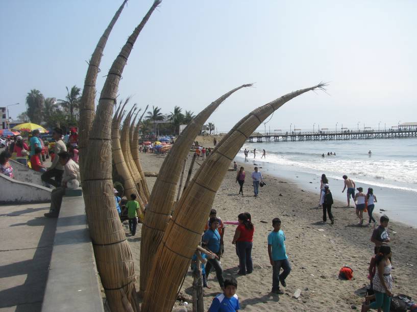 Caballitos de totora em Huanchaco, norte do Peru