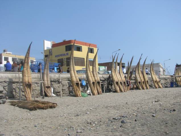Caballitos de totora em Huanchaco, norte do Peru Caballitos de totora em Huanchaco, norte do Peru