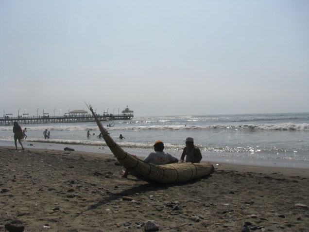 Embarcações feitas de junco, os caballitos de totora de Huanchaco remontam à tradição de pesca de moches e de chimús, civilizações que se desenvolveram na costa norte do Peru a partir do ano 200 d.C.