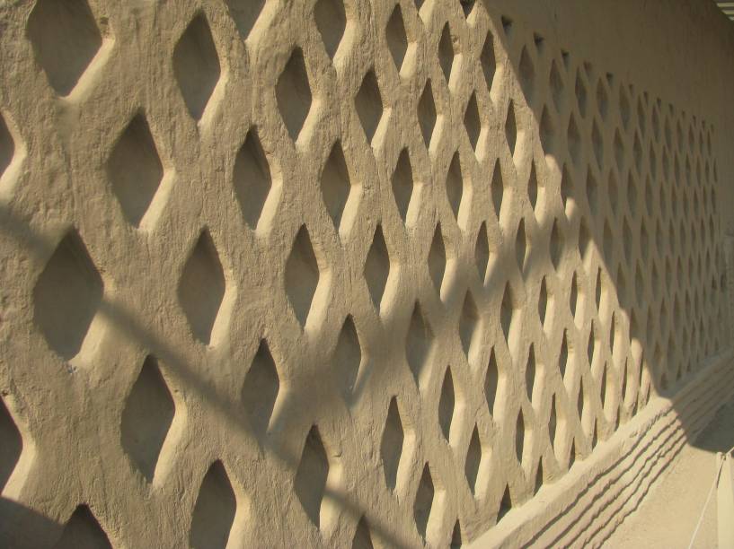 Detalhes das paredes de barro de Chan Chan, capital do Reino Chimú, no norte do Peru Detalhes das paredes de barro de Chan Chan, capital do Reino Chimú, no norte do Peru