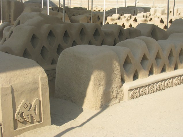 Os labirintos do Palácio Nik An, em Chan Chan, com representações de animais e de ondas do mar esculpidos nos muros de barro