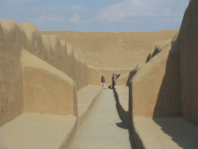 Corredor conduz ao setor mais nobre do Palácio Nik An, em Chan Chan, capital do Reino Chimú no norte do Peru