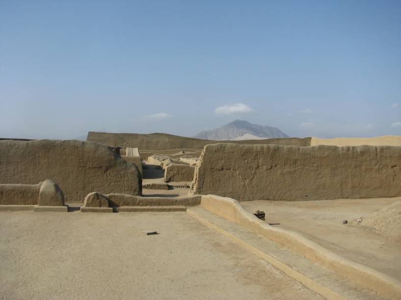 Vista parcial de Chan Chan a partir da plataforma funerária do Palácio Nik An Vista parcial de Chan Chan a partir da plataforma funerária do Palácio Nik An