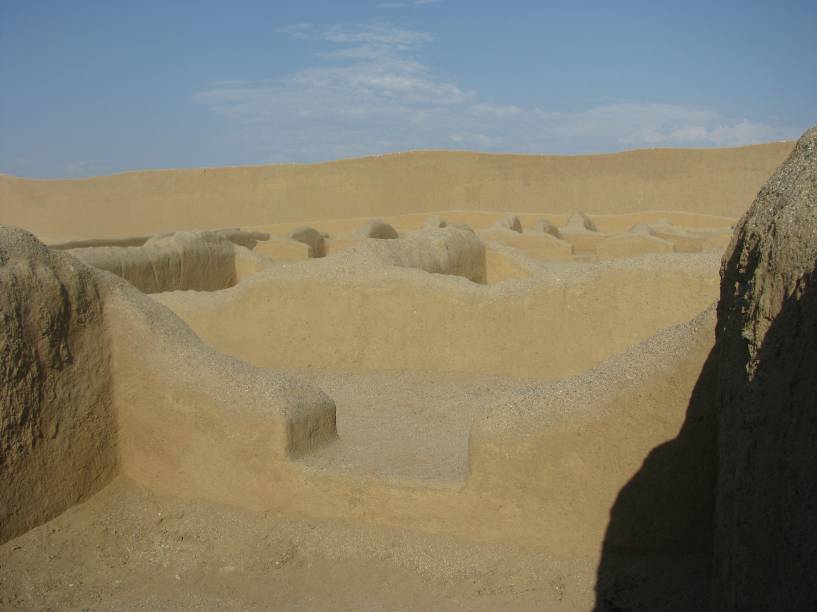 População ocupava residências ao redor dos muros que cercavam os palácios dedicados à aristocracia chimú População ocupava residências ao redor dos muros que cercavam os palácios dedicados à aristocracia chimú