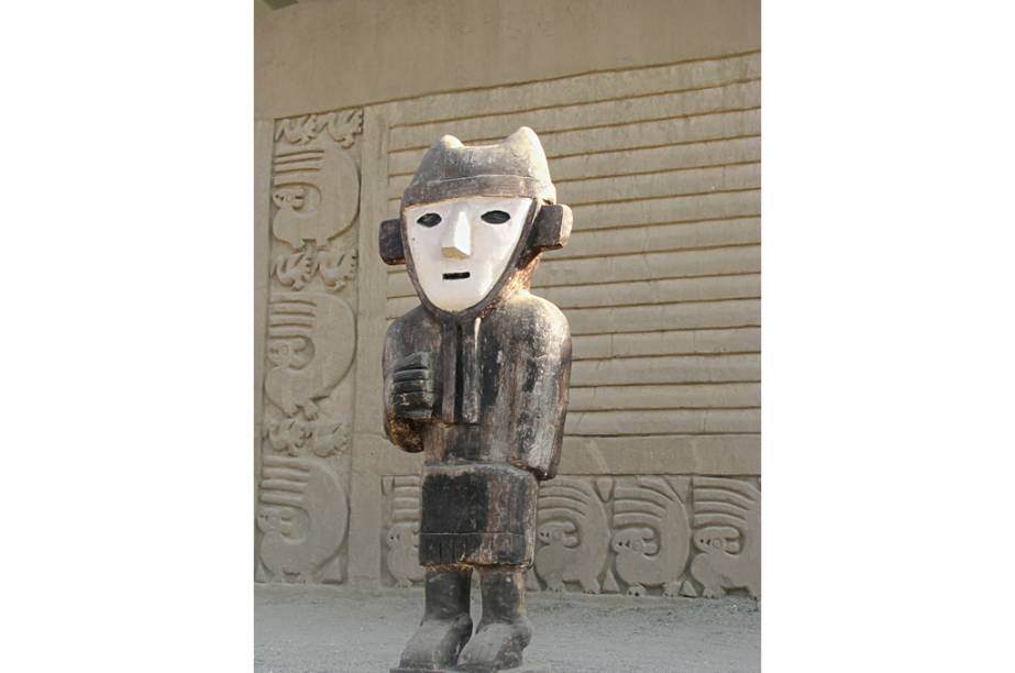 Praça principal da cidade de barro de Chan Chan, capital do Reino Chimú Praça principal da cidade de barro de Chan Chan, capital do Reino Chimú