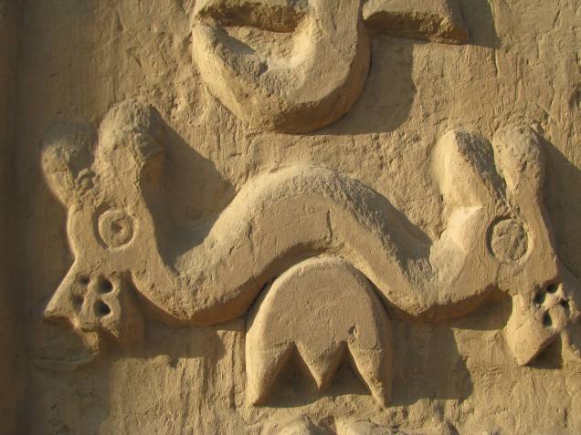 Detalhes de muros e paredes na Huaca del Dragón (Arco-Íris) Detalhes de muros e paredes na Huaca del Dragón (Arco-Íris)