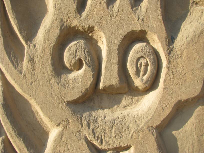 Detalhes de muros e paredes na Huaca del Dragón (Arco-Íris)