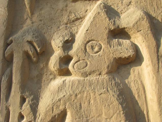 Detalhes de muros e paredes na Huaca del Dragón (Arco-Íris)