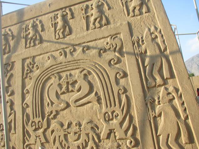 Detalhes dos muros e paredes da Huaca del Dragón (Arco-Íris) Detalhes dos muros e paredes da Huaca del Dragón (Arco-Íris)