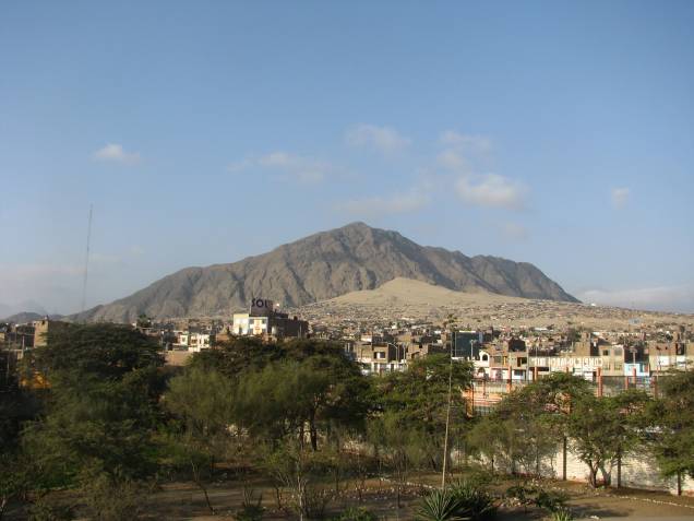 Vista parcial de Trujillo a partir de mirante na Huaca del Dragón (Arco-Íris)