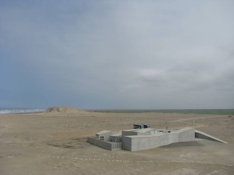 O Museu Cao fica ao lado do complexo arqueológico El Brujo, a 60 km de Trujillo: região desértica de frente para o mar (ao fundo, à esquerda)