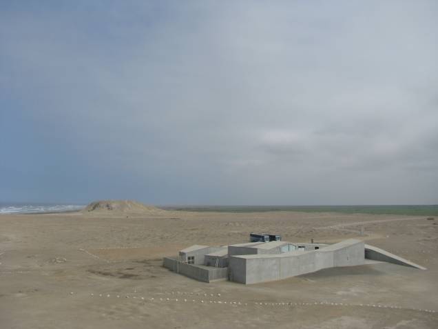 O Museu Cao fica ao lado do complexo arqueológico El Brujo, a 60 km de Trujillo: região desértica de frente para o mar (ao fundo, à esquerda) O Museu Cao fica ao lado do complexo arqueológico El Brujo, a 60 km de Trujillo: região desértica de frente para o mar (ao fundo, à esquerda)